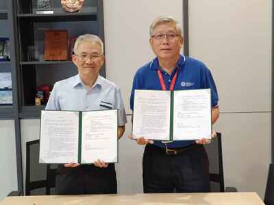 Executive Director Hwang San-Yih of National Sun Yat-sen University's South Taiwan GLORIA (STG) platform (left) and Chairman Lee Chee-Wee of the International Association for Agricultural Sustainability (IAAS) (right) sign an MOU for cooperation.(Open new window/jpg file)Image