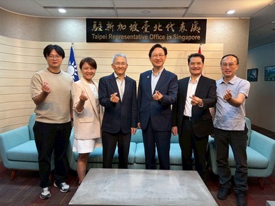 Group photo of the delegation with the Representative Dr. Tung Chen-Yuan, Director Wu Wen-Chung from the Taipei Representative Office in Singapore.(Open new window/jpg file)Image
