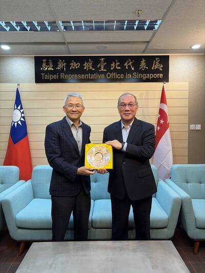 代表團與駐新加坡的台北代表處吳文齡公使進行交流(另開新視窗/jpg檔)圖片